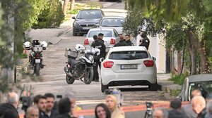 Πατροκτονία στη Γλυφάδα: Το χρονικό ενός προαναγγελθέντος θανάτου – Η δολοφονία της μητέρας το 2014, η αποφυλάκιση το 2018 και το νέο φονικό