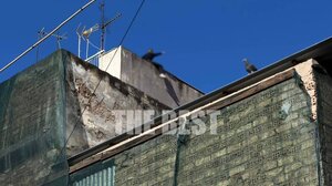 Συναγερμός στην Πάτρα: Γυναίκα απειλεί να πέσει από πολυκατοικία