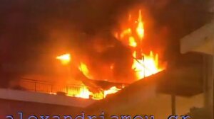 Ημαθία: Μεγάλη φωτιά σε πολυκατοικία στο κέντρο της Αλεξάνδρειας - Βίντεο