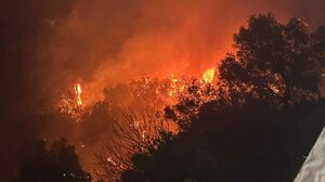Φωτιά στο Κεφάλι Κισσάμου: Μέχρι τις αυλές σπιτιών έφτασαν οι φλόγες, απομακρύνθηκαν ηλικιωμένοι
