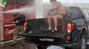 Μοίρες: Έπλυναν τον γαμπρό σε ... πλυντήριο αυτοκινήτων, λίγο πριν από τον γάμο!