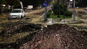 Συγκλονιστικό βίντεο στη Γλυφάδα: Γυναίκα σε δρόμο-χείμαρρο σώζεται από δύο άνδρες τελευταία στιγμή