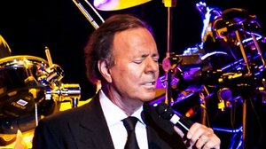 Χούλιο Ιγκλέσιας: Δύο πρώην υπάλληλοι του τον κατηγορούν για βιασμούς και σεξουαλικές επιθέσεις