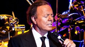 Χούλιο Ιγκλέσιας: «Εντελώς ψευδείς» οι καταγγελίες των υπαλλήλων του για σεξουαλική κακοποίηση