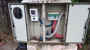 Aνήλικοι άφησαν την Αγία Μαρίνα χωρίς φωτισμό, προκάλεσαν φθορές και σε KAΦΑΟ