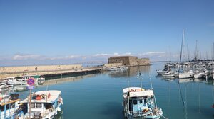 Καιρός: Υψηλές θερμοκρασίες με νοτιάδες και βροχές