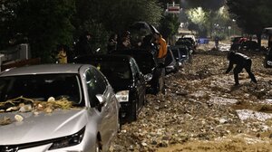 Κακοκαιρία στην Αττική: Πλημμύρισαν δρόμοι, εγκλωβίστηκαν οδηγοί, χωρίς ρεύμα πολλές περιοχές