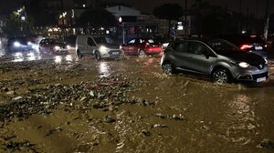 Εικόνες καταστροφής στην Άνω Γλυφάδα: "Κατέβηκε" το βουνό, δρόμοι και ΙΧ θάφτηκαν σε λάσπες και πέτρες