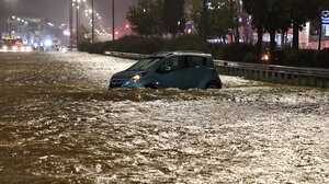 Κακοκαιρία και αυτοκίνητο: Τι ισχύει αν πάθει ζημιά και πού «κολλάει» η αποζημίωση