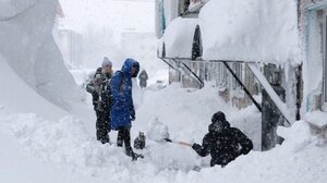 Σπίτια θαμμένα κάτω από το χιόνι στην Καμτσάτκα – Σκάβουν τούνελ οι κάτοικοι