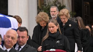 Κηδεία Πριγκίπισσας Ειρήνης: Σε κλίμα συγκίνησης το «αντίο», η ταφή έγινε στο Τατόι δίπλα στον τέως βασιλιά Κωνσταντίνο