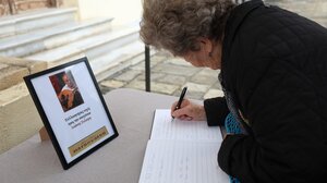 Συγκίνηση στην κηδεία του Γιάννη Ξυλούρη - Πλήθος κόσμου τον αποχαιρέτησε