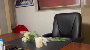 Γιώργος Παπαδάκης: Λουλούδια και κεριά στο γραφείο του στον ΑΝΤ1