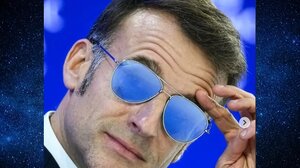 Μακρόν: Τα γυαλιά ηλίου, οι φήμες και η ιστοσελίδα που κράσαρε