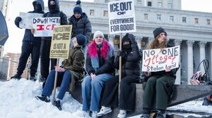 ΗΠΑ: Χιλιάδες διαδηλωτές σε όλη τη χώρα ζητούν την απόσυρση των ομοσπονδιακών πρακτόρων από τη Μινεσότα