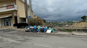 Μεταφέρθηκαν οι κάδοι, αλλά κάποιοι εξακολουθούν να πετάνε τα σκουπίδια!