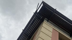 Ηράκλειο: Το στέγαστρο του Δικαστικού Μεγάρου έτοιμο να πέσει στα κεφάλια περαστικών!