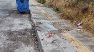 Μάζεψαν μεν τα σκουπίδια, όμως η βρωμιά παραμένει...