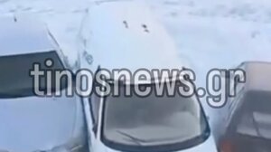 Κακοκαιρία: Κύματα εισέβαλαν στο λιμάνι της Τήνου - Αυτοκίνητα παρασύρθηκαν