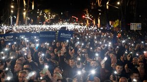 Αλβανία: Συγκρούσεις αστυνομικών με διαδηλωτές σε συγκέντρωση της αντιπολίτευσης με αίτημα την παραίτηση του πρωθυπουργού Έντι Ράμα