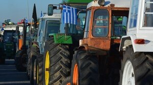 Μήνυση κατ’ αγνώστων για φθορές σε τρακτέρ αγροτών στο μπλόκο της Νίκαιας