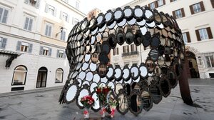 Σε λαϊκό προσκύνημα η σορός του σχεδιαστή μόδας Βαλεντίνο