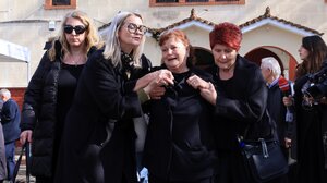 Σε κλίμα οδύνης το τελευταίο «αντίο» στην Ελένη Κατσαρού στα Τρίκαλα που σκοτώθηκε στη Βιολάντα