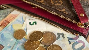 Σύνταγμα: Υπάλληλος πάρκινγκ έκλεψε 3.500 ευρώ μέσα από αυτοκίνητο