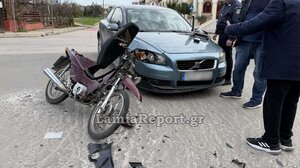 Λαμία: Μηχανή «καρφώθηκε» σε Ι.Χ. - Εκτινάχτηκε στον αέρα ο οδηγός (βίντεο)