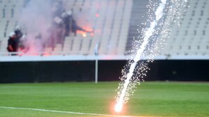 Ακρωτηριάστηκε 23χρονος οπαδός της ΑΕΚ από φωτοβολίδα που άναψε στο παιχνίδι με τον Λεβαδειακό