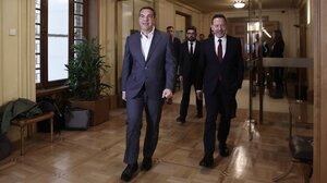 Κλιμακώνεται η κόντρα Στουρνάρα – Τσίπρα: «Με κατηγορεί για πολιτική μεροληψία εκείνος που θεωρούσε ότι η κεντρική τράπεζα οφείλει να σιωπά»