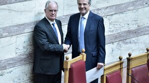 Σαμαράς σε Τασούλα: «Σε λάθος κατεύθυνση» τα εθνικά, αδιέξοδα στο εσωτερικό