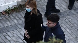Με μπαστούνι στα δικαστήρια η Πισπιρίγκου: Αναβλήθηκε η δίκη για το θάνατο της Μαλένας και της Ίριδας
