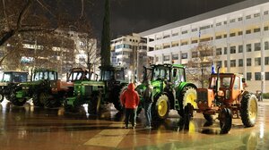 Λάρισα: Ξαναβγήκαν τα τρακτέρ στους δρόμους – Ξεσήκωσαν το κέντρο με κορναρίσματα οι αγρότες 