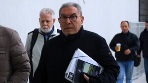 Άγνωστοι πέταξαν τρικάκια στο γραφείο του Βασίλη Καπερνάρου 