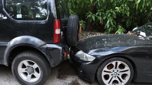 Ποινική δίωξη στην 36χρονη τραγουδίστρια που παρέσυρε σταθμευμένα αυτοκίνητα στο Κολωνάκι