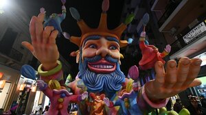 Πατρινό Καρναβάλι: 50.000 καρναβαλιστές στους δρόμους – Δείτε live τη μεγάλη παρέλαση