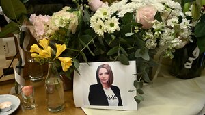 Μητσοτάκης: Άφησε ένα λευκό τριαντάφυλλο στο γραφείο της δημοσιογράφου Αντιγόνης Πανέλλη που έφυγε από τη ζωή