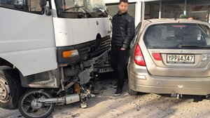 Η στιγμή που φορτηγό παίρνει σβάρνα σταθμευμένα οχήματα στο Αιγάλεω - Βίντεο