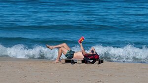 Βουτιές στη θάλασσα και ηλιοθεραπεία… στο αποκριάτικο Ρέθυμνο!