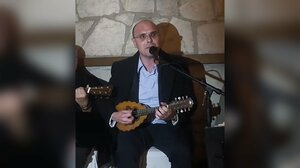 Άφησε τα έδρανα, έπιασε το μαντολίνο και τραγούδησε την «Πετροπέρδικα»