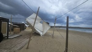 Τα πήρε και τα σήκωσε ο αέρας στο Karteros Beach Sport Center - Κατεστραμμένος ο χώρος