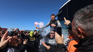 Σε κλίμα αποθέωσης η υποδοχή της αποστολής του ΟΦΗ στο Ηράκλειο - Βίντεο και φωτογραφίες 