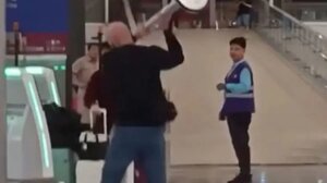 Χάος στο αεροδρόμιο του Χονγκ Κονγκ: Βρετανός τουρίστας διέλυσε 10 μηχανήματα check in 