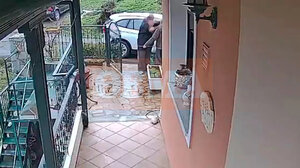 Θεσσαλονίκη: Η στιγμή που γυναίκα αγκαλιάζει ηλικιωμένο και του αρπάζει την αλυσίδα 