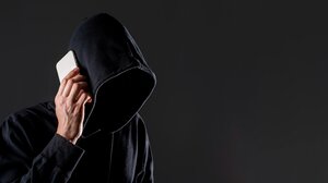 Έβαλε το πορτοφόλι και 570 ευρώ έξω από το σπίτι για να της φτιάξουν τη "βλάβη" στο ρεύμα!