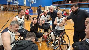 Ο Αλέξης Καλοκαιρινός στο πλευρό της ομάδας μπάσκετ με αμαξίδιο του Αθλητικού Σωματείου Κινητικά Αναπήρων «Ηράκλειο»