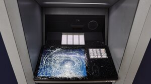 Επίθεση αγνώστων σε καταστήματα και ΑΤΜ στην Πατησίων: Εσπασαν βιτρίνες