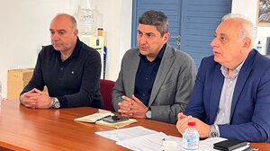 Καστρί Βιάννου: Στο τραπέζι η προστασία της ακτής και το μέλλον των επιχειρήσεων