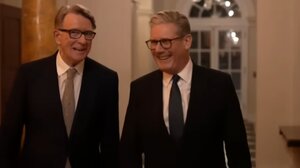 Βρετανία: Έφοδος της αστυνομίας σε σπίτια του πρώην υπουργού Πίτερ Μάντελσον, που διοχέτευε ευαίσθητες πληροφορίες στον Επστάιν